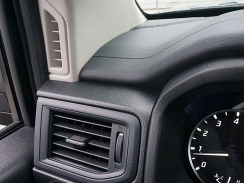 Used 2024 Nissan Titan SV w/ SV Convenience Package image 27