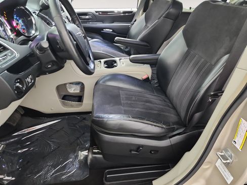 Used 2014 Chrysler Town & Country Touring-L FWD image 9