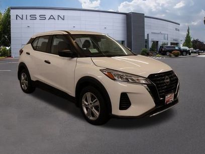 New 2025 Nissan Kicks Play S