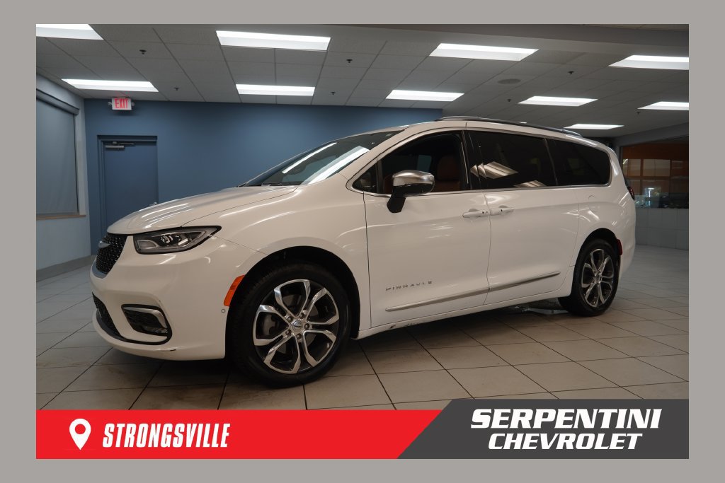 Used 2025 Chrysler Pacifica Pinnacle AWD/4WD image 1