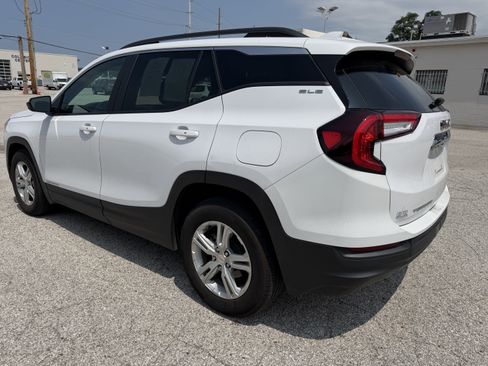 Used 2024 GMC Terrain SLE w/ Driver Convenience Package FWD image 5
