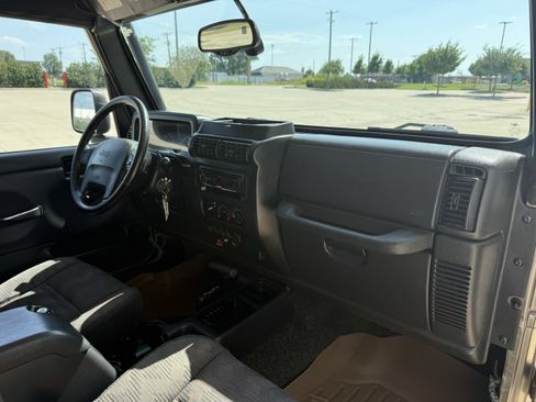 Used 2004 Jeep Wrangler Rubicon w/ Dual Top Group AWD/4WD image 24