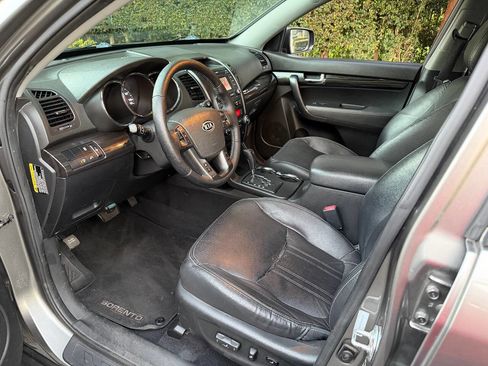 Used 2013 Kia Sorento EX w/ EX V6 Premium Pkg image 12