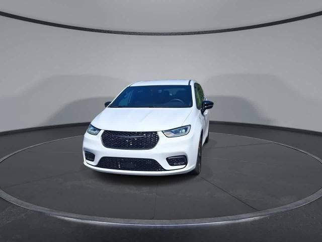 Used 2024 Chrysler Pacifica Limited FWD image 3