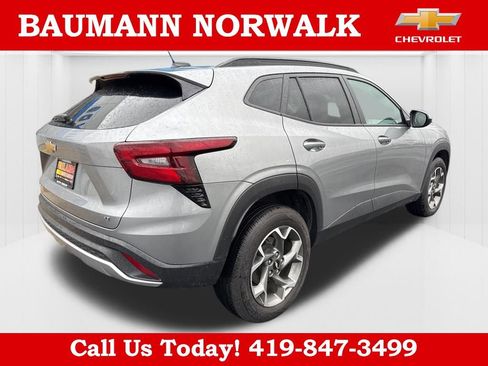 Used 2025 Chevrolet Trax LT w/ LT Convenience Package FWD image 7