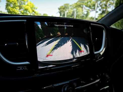 Used 2025 Chrysler Pacifica Select FWD image 25