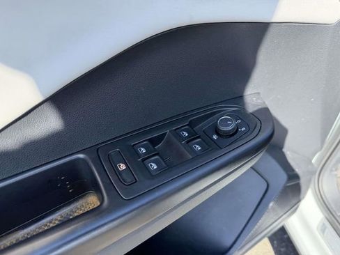 Used 2025 Volkswagen Taos SE AWD/4WD image 18