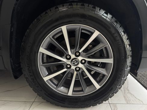 Used 2019 Toyota Highlander XLE AWD/4WD image 11