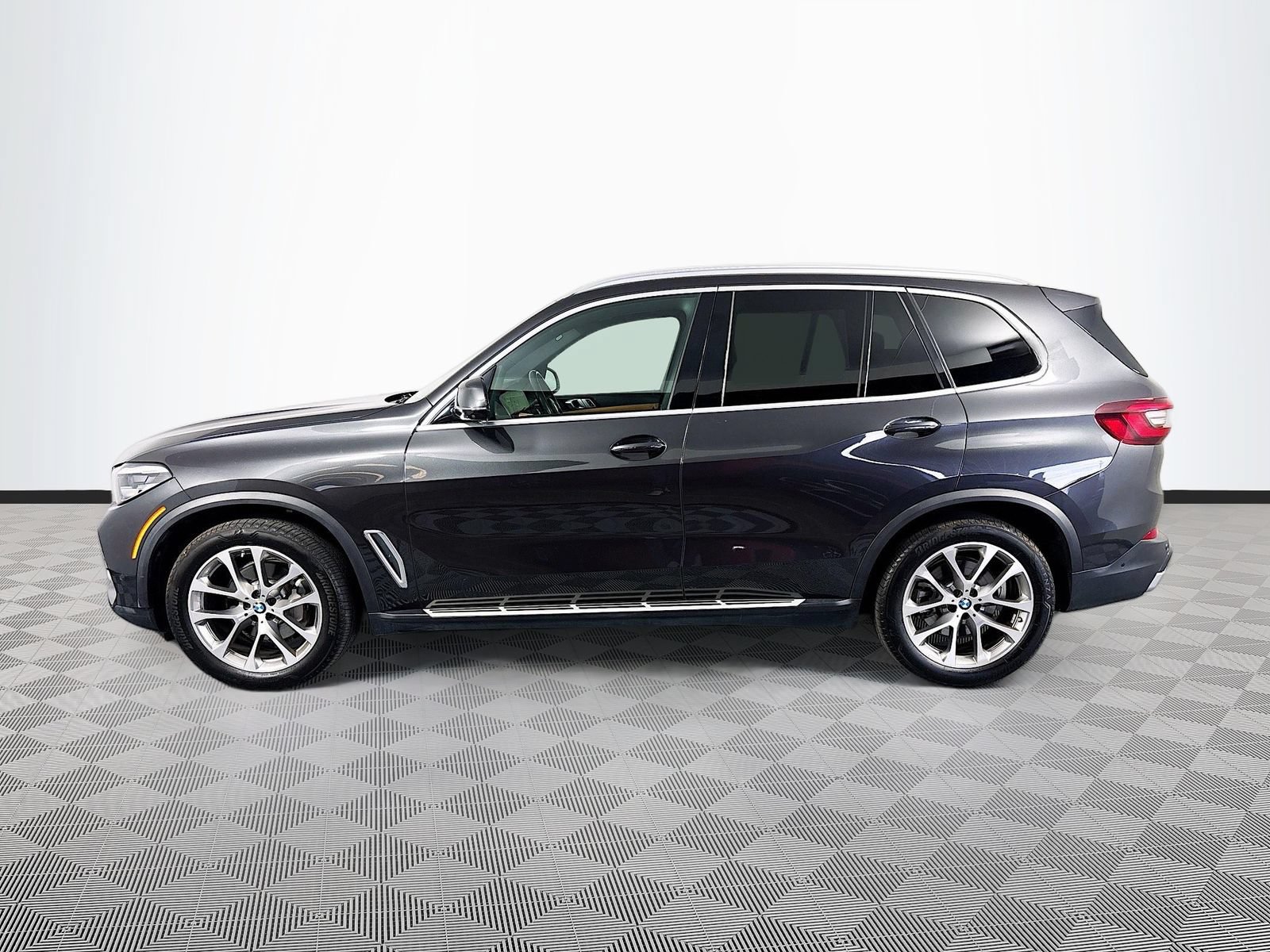 Used 2023 BMW X5 xDrive40i w/ Parking Assistance Package AWD/4WD image 4