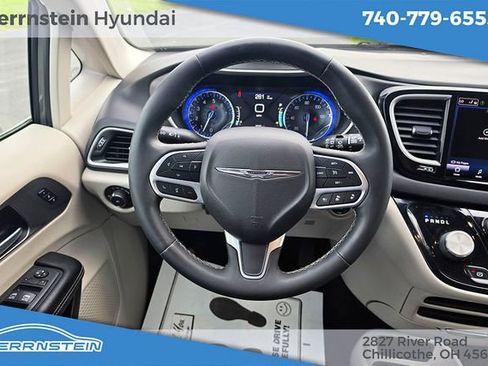 Used 2022 Chrysler Pacifica Touring-L FWD image 7