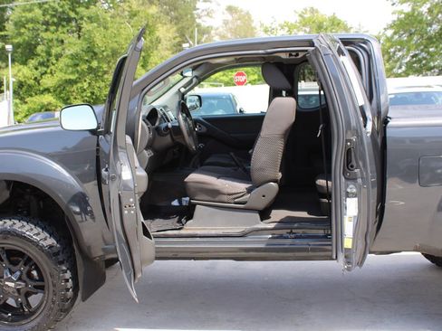 Used 2013 Nissan Frontier SV image 27
