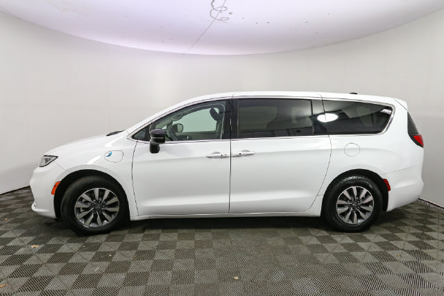 Used 2024 Chrysler Pacifica Limited FWD image 6
