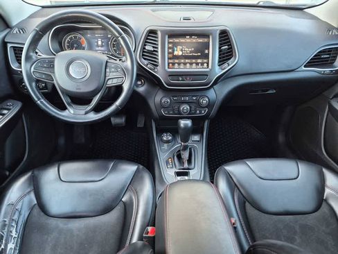 Used 2019 Jeep Cherokee Trailhawk AWD/4WD image 16