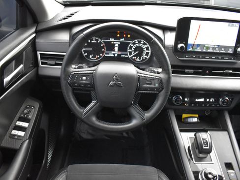 Used 2023 Mitsubishi Outlander SE image 18