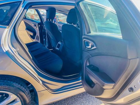 Used 2016 Chrysler 200 Limited image 12