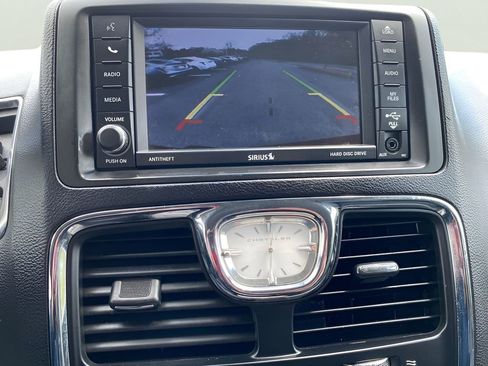 Used 2016 Chrysler Town & Country Touring w/ Driver Convenience Group FWD image 20