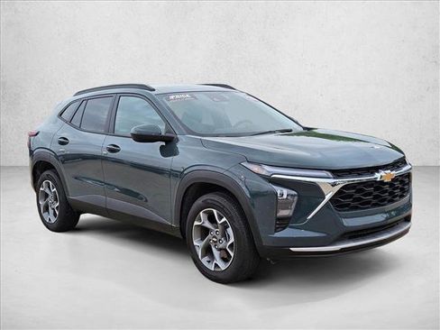 Used 2025 Chevrolet Trax LT image 3