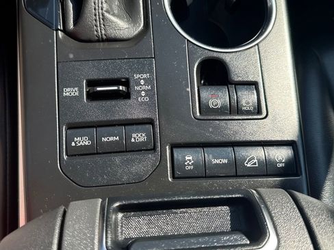 Used 2020 Toyota Highlander XLE image 28