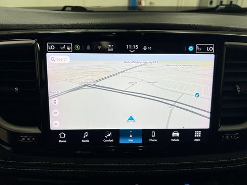 Used 2024 Chrysler Pacifica Limited FWD image 15