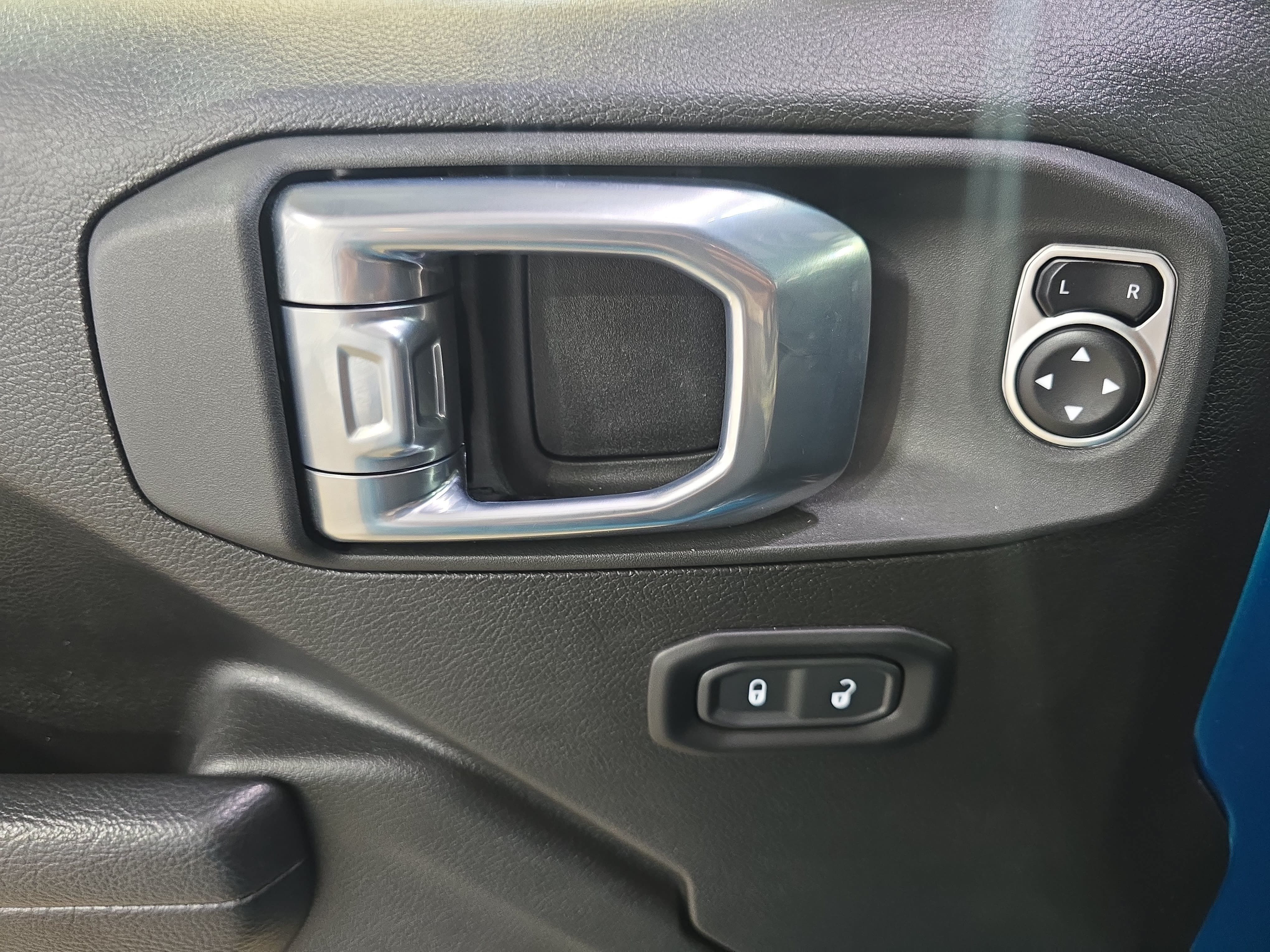 Used 2024 Jeep Wrangler Unlimited w/ Convenience Group AWD/4WD image 25