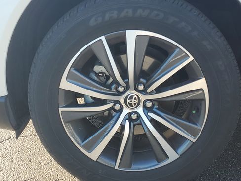 Certified 2022 Toyota Venza LE image 5