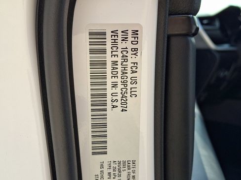 Used 2023 Jeep Grand Cherokee Altitude image 27