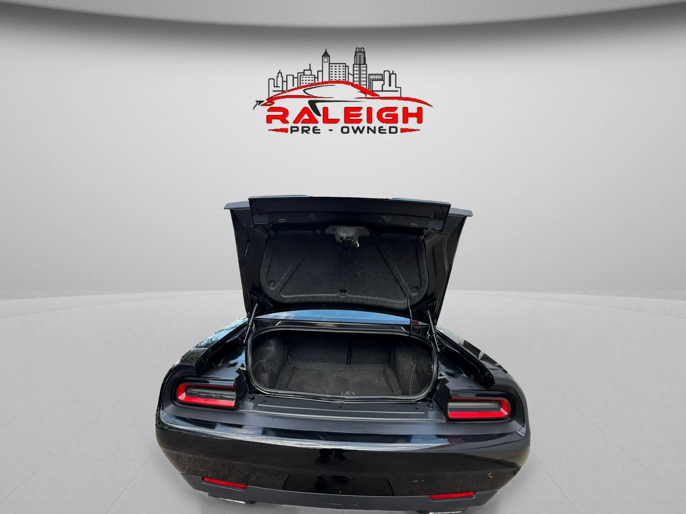 Used 2016 Dodge Challenger SXT RWD image 12