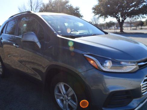 Used 2019 Chevrolet Trax LT w/ LT Convenience Package image 3