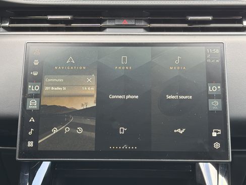 Used 2025 Land Rover Range Rover Sport SE AWD/4WD image 4