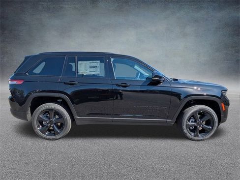 New 2025 Jeep Grand Cherokee Altitude image 3