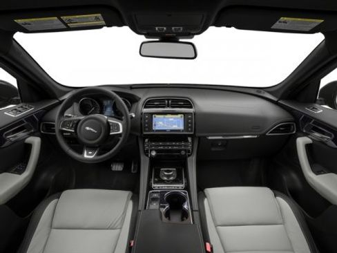 Used 2018 Jaguar F-PACE R-Sport image 4