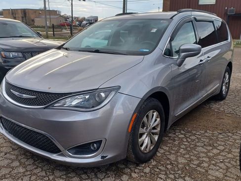 Used 2017 Chrysler Pacifica Touring-L image 1