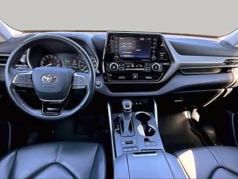 Used 2021 Toyota Highlander XLE AWD/4WD image 15