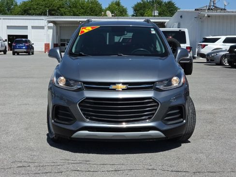 Used 2019 Chevrolet Trax LT w/ LT Convenience Package FWD image 2