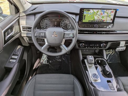 New 2025 Mitsubishi Outlander SE image 17