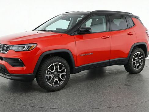Used 2025 Jeep Compass Trailhawk image 3
