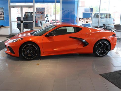 Used 2021 Chevrolet Corvette Stingray Coupe w/ Z51 Performance Package RWD image 4