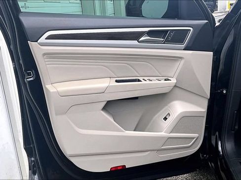 Used 2023 Volkswagen Atlas SE w/ Black Wheel Package FWD image 17