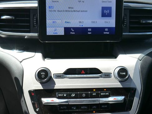 Used 2024 Ford Explorer XLT w/ Equipment Group 202A AWD/4WD image 33