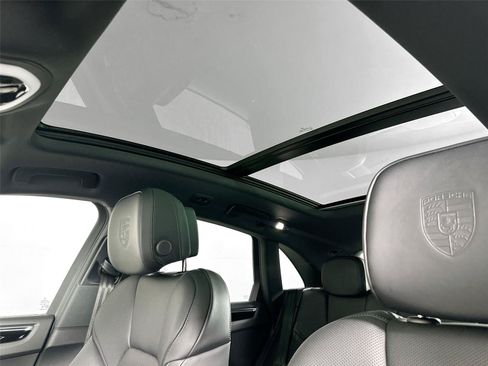 Certified 2026 Porsche Macan AWD/4WD image 35