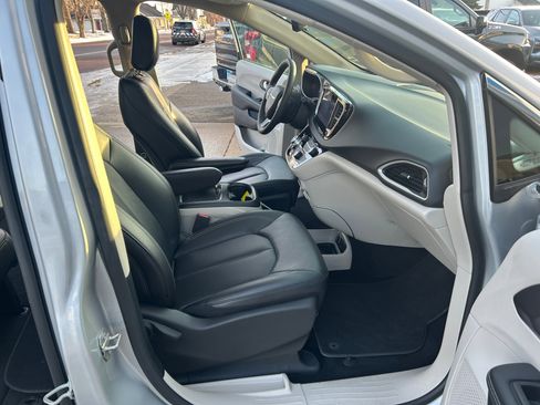 Used 2024 Chrysler Pacifica Touring-L image 28