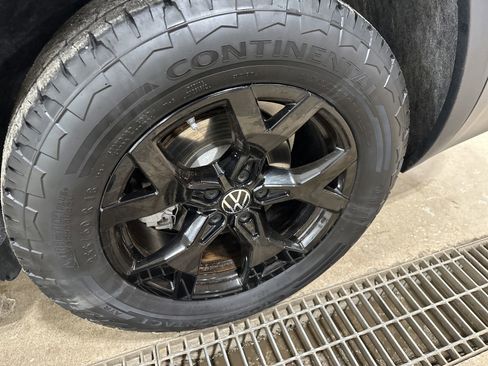 Certified 2025 Volkswagen Atlas Peak Edition SE image 9