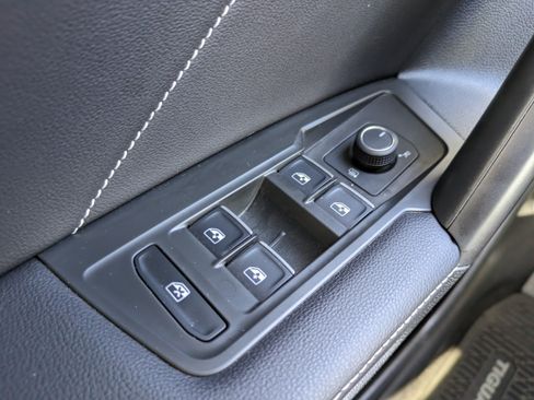 Certified 2023 Volkswagen Tiguan SE FWD image 21