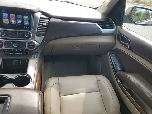 Used 2019 Chevrolet Suburban LT RWD image 17