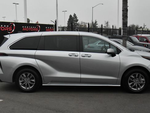 Used 2023 Toyota Sienna LE image 9