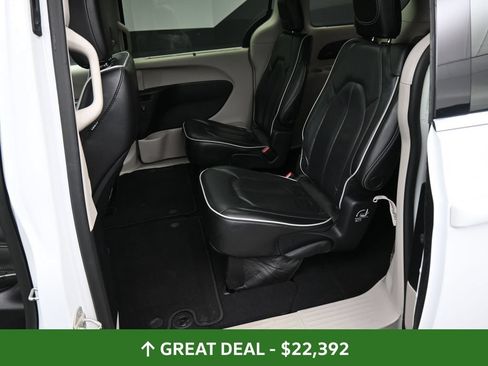 Used 2023 Chrysler Pacifica Limited FWD image 18