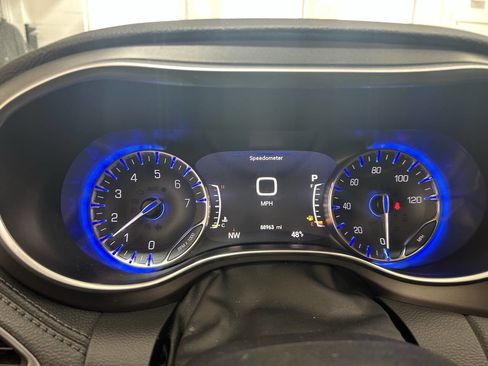 Used 2018 Chrysler Pacifica Limited w/ Tire & Wheel Group image 14