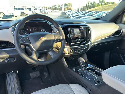 Used 2022 Chevrolet Traverse LS image 16