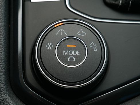Used 2021 Volkswagen Tiguan SE AWD/4WD image 30