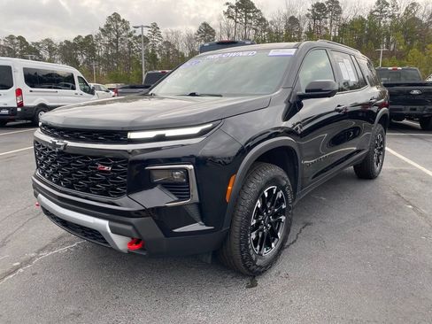 Used 2024 Chevrolet Traverse Z71 image 3